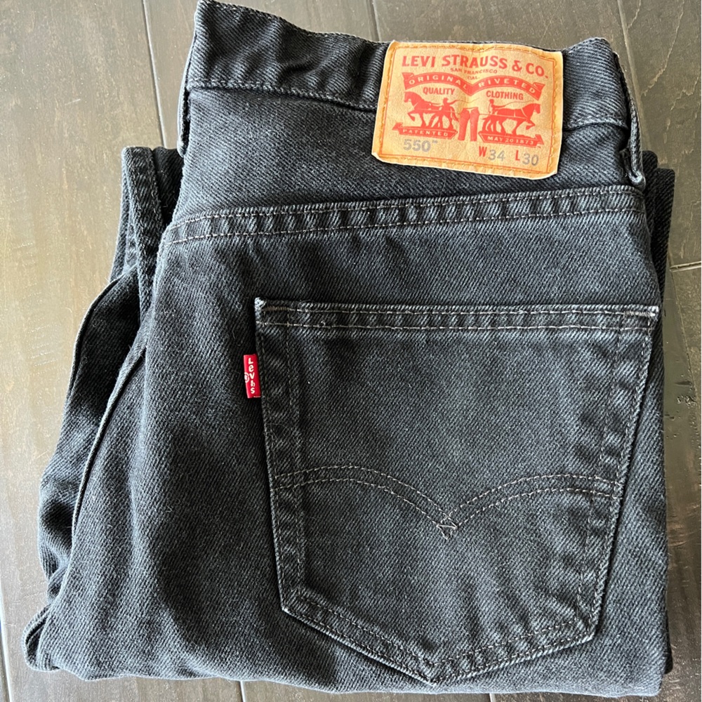 Men’s 34x30 Black Levi’s 550s. In great condition!